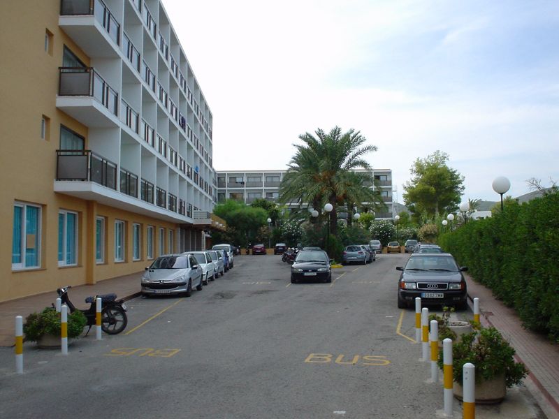 Bild: Parkplatz vor dem Eingang Hotel Mare Nostrum in Playa d'en Bossa