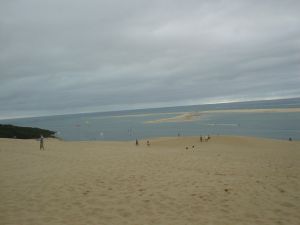 Foto 2: Blick von der Düne auf den Atlantik mit der Lagune und links einige Gleitschirme