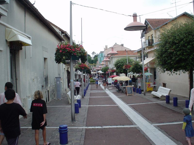 Bild: Eine kleine Einkaufsstrasse in Arcachon