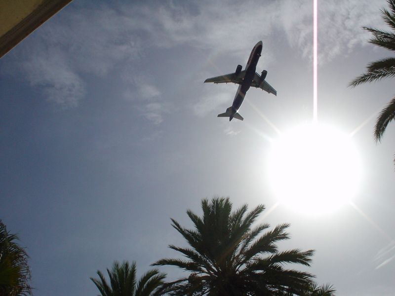 Bild: Ankommender Flieger am Bora Bora Beach in Playa d'en Bossa