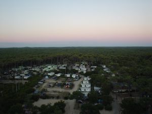 Foto 1: Blick von der Düne auf den Campingplatz