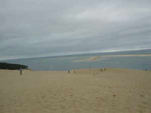 Foto 2: Blick von der DÃ¼ne auf den Atlantik mit der Lagune und links einige Gleitschirme